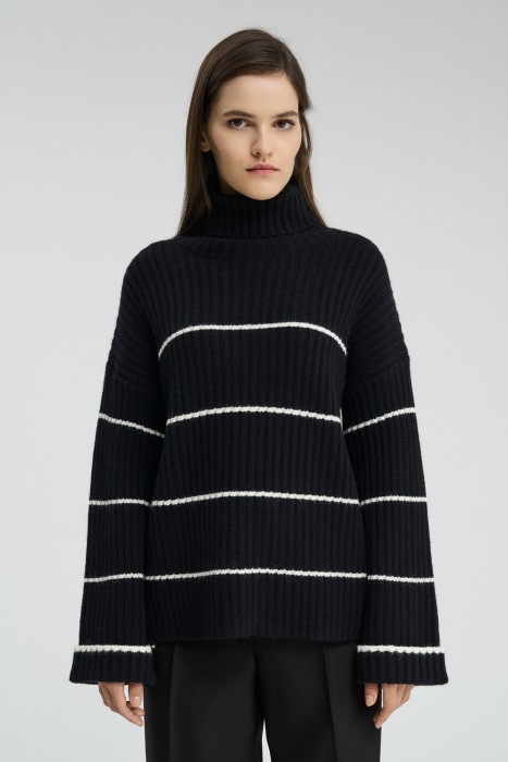 трикотажный джемпер от бренда снежная королева вид слева