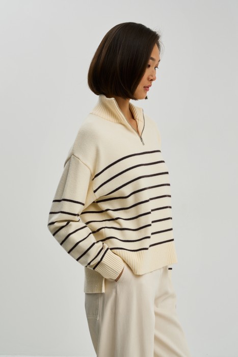 трикотажный джемпер от бренда снежная королева вид слева