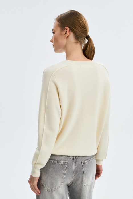 трикотажный джемпер от бренда снежная королева вид слева