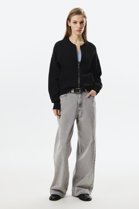 трикотажный кардиган на молнии от бренда снежная королева вид слева