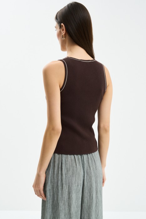 трикотажный топ по цене 1310 руб вид справа