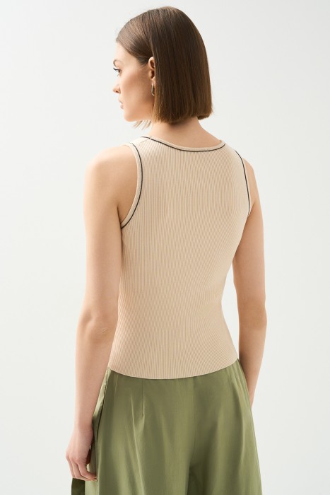 трикотажный топ по цене 1210 руб вид справа