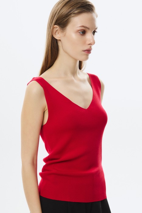 трикотажный топ по цене 1200 руб вид справа