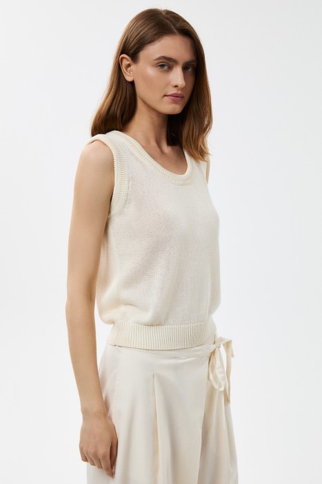 трикотажный топ по цене 1870 руб вид справа