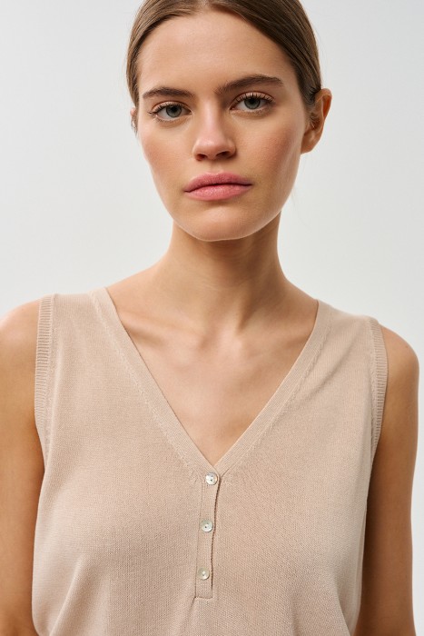 трикотажный топ по цене 1900 руб вид справа