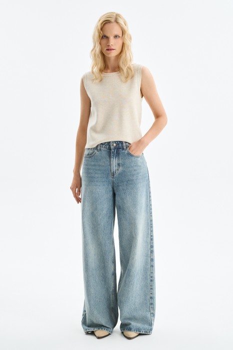 трикотажный жилет от бренда снежная королева вид слева