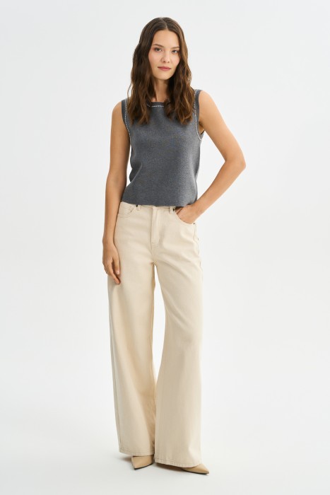 трикотажный жилет от бренда снежная королева вид слева