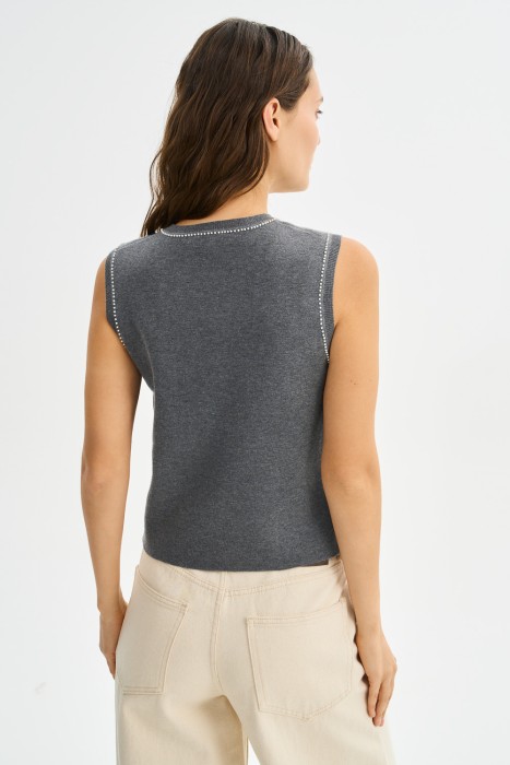 трикотажный жилет по цене 1480 руб вид справа