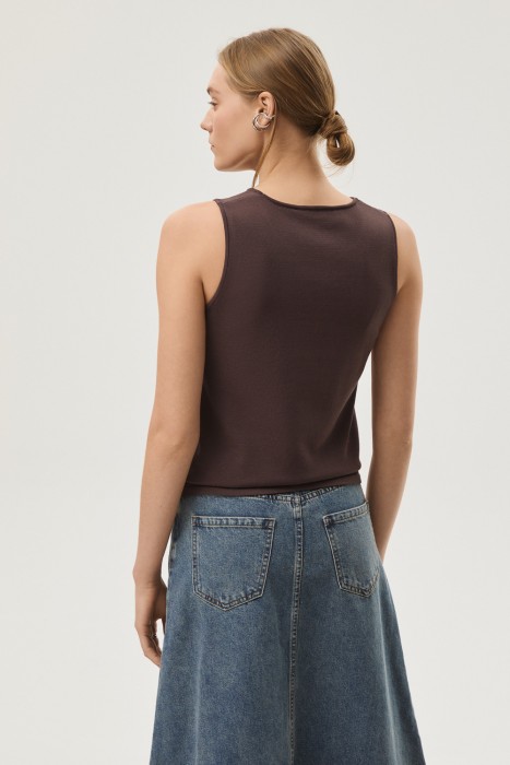 трикотажный жилет по цене 1360 руб вид справа