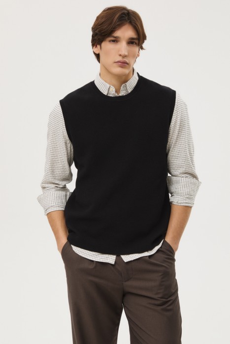 трикотажный жилет от бренда снежная королева вид слева