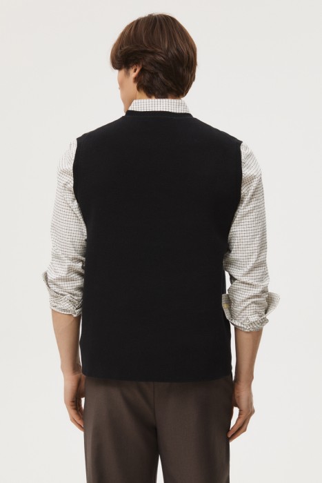 трикотажный жилет по цене 1210 руб вид справа