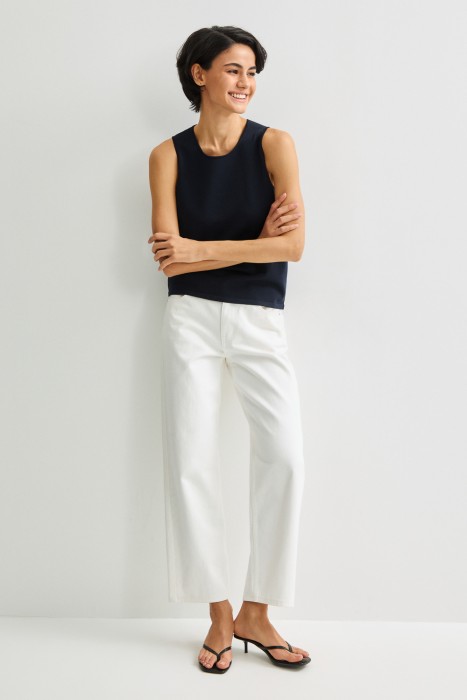 трикотажный жилет от бренда снежная королева вид слева