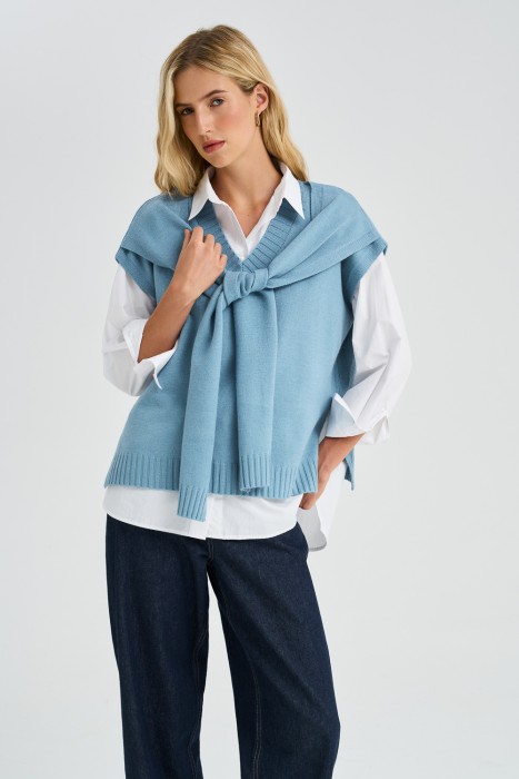 трикотажный жилет от бренда снежная королева вид слева