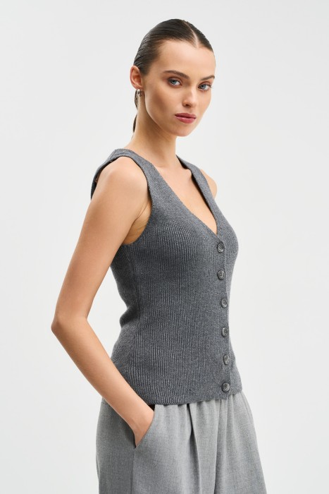 трикотажный жилет по цене 1480 руб вид справа