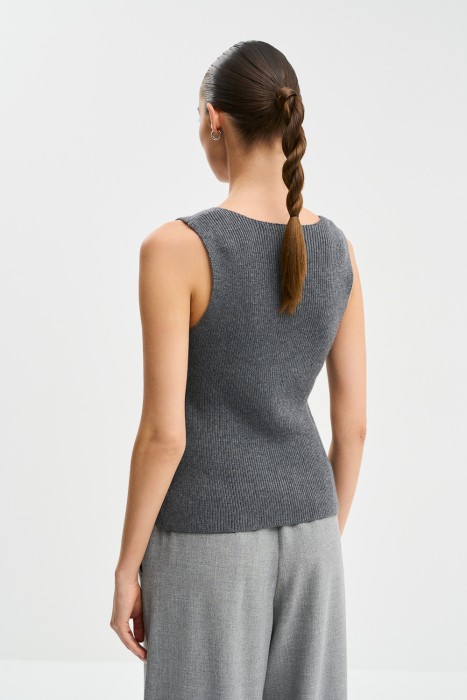 трикотажный жилет из россии вид сбоку