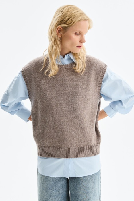 трикотажный жилет от бренда снежная королева вид слева