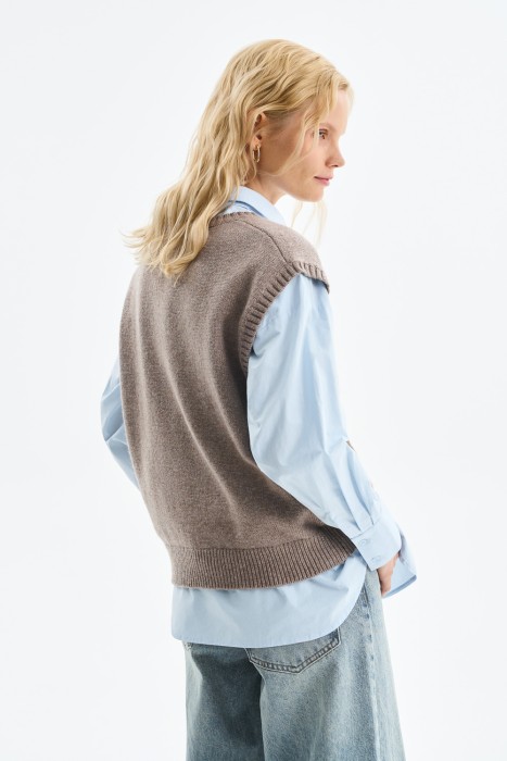 трикотажный жилет по цене 1780 руб вид справа