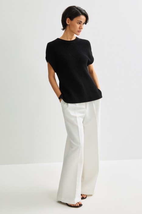 трикотажный жилет от бренда снежная королева вид слева