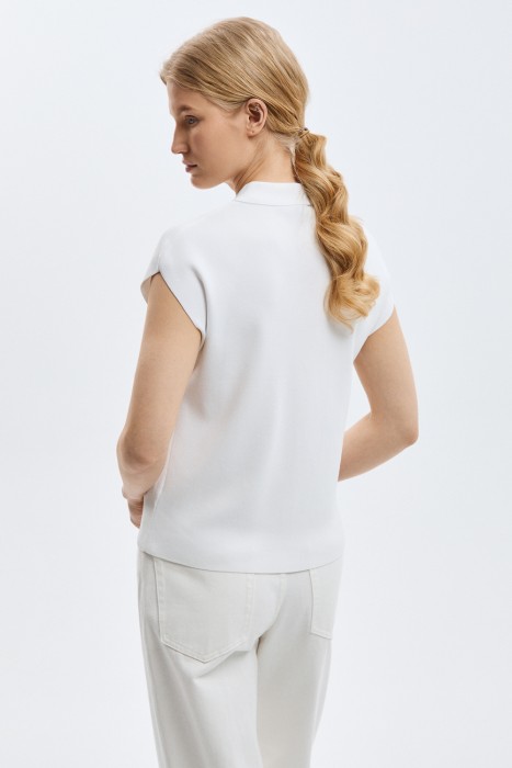 трикотажный жилет по цене 3210 руб вид справа