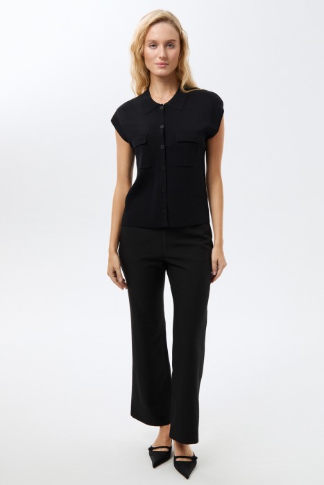 трикотажный жилет от бренда снежная королева вид слева