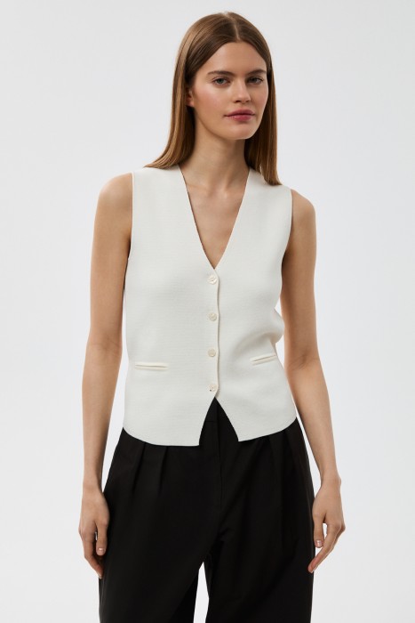 трикотажный жилет от бренда снежная королева вид слева