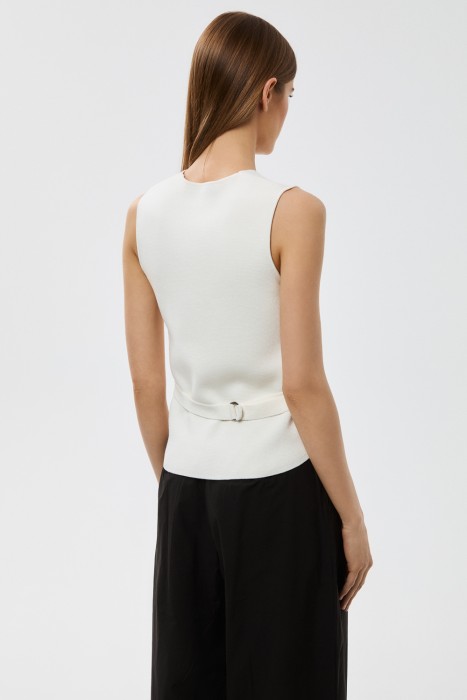 трикотажный жилет по цене 2000 руб вид справа