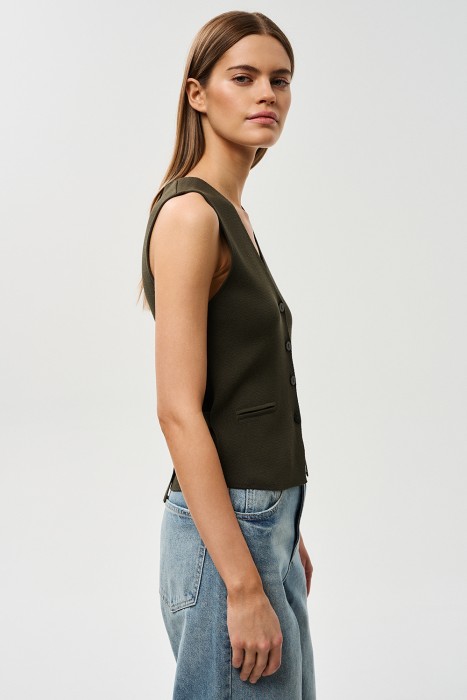 трикотажный жилет от бренда снежная королева вид слева