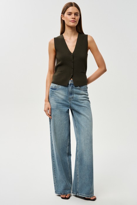 трикотажный жилет из россии вид сбоку