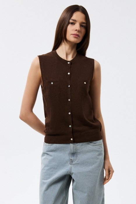 трикотажный жилет от бренда снежная королева вид слева