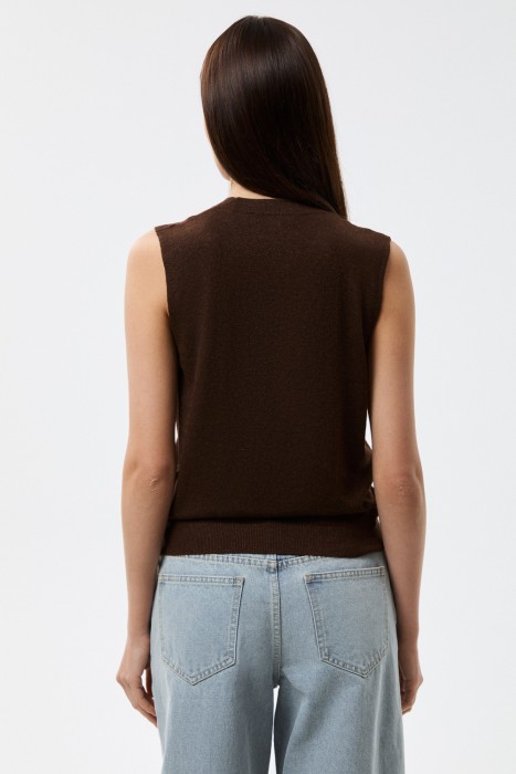 трикотажный жилет по цене 3060 руб вид справа