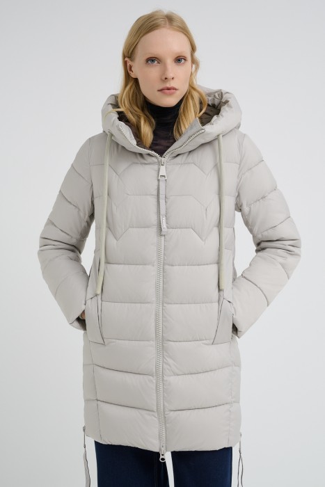 удлиненная куртка с капюшоном от бренда снежная королева вид слева