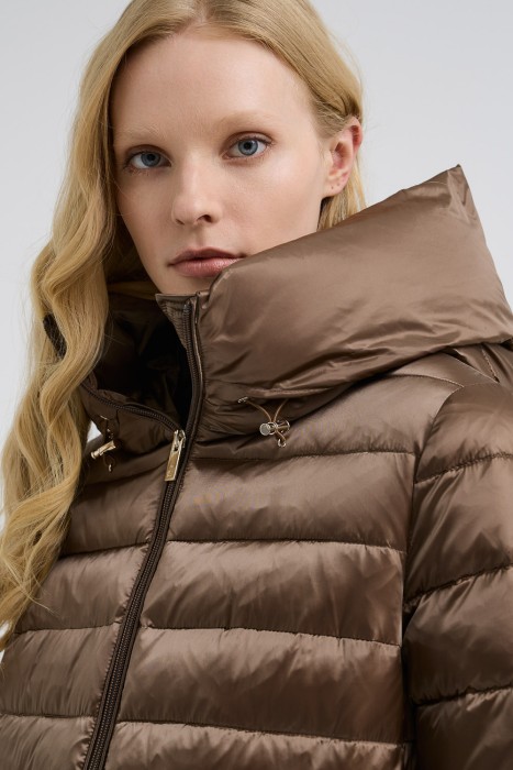 удлиненная куртка с капюшоном из россии вид сбоку