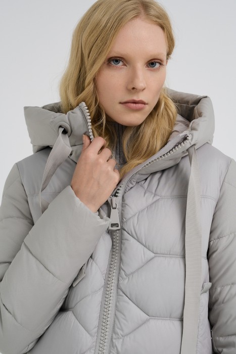 удлиненная куртка с капюшоном из россии вид сбоку