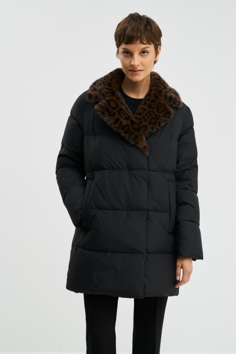 удлиненная куртка с меховой отделкой от бренда снежная королева вид слева