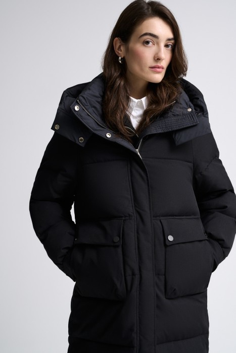 удлиненная зимняя куртка с капюшоном от бренда снежная королева вид слева