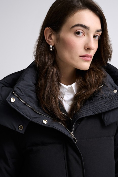 удлиненная зимняя куртка с капюшоном из россии вид сбоку