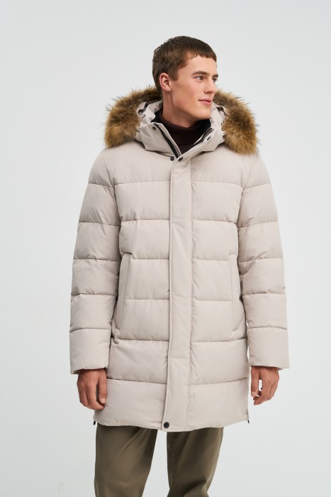 удлиненная зимняя куртка с капюшоном от бренда снежная королева вид слева