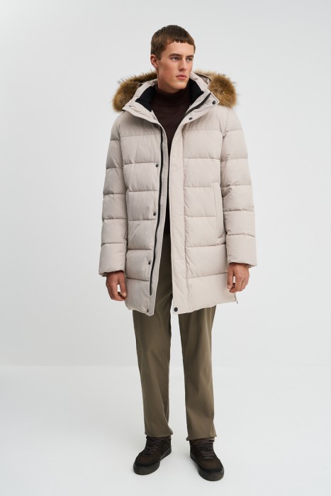 удлиненная зимняя куртка с капюшоном из россии вид сбоку