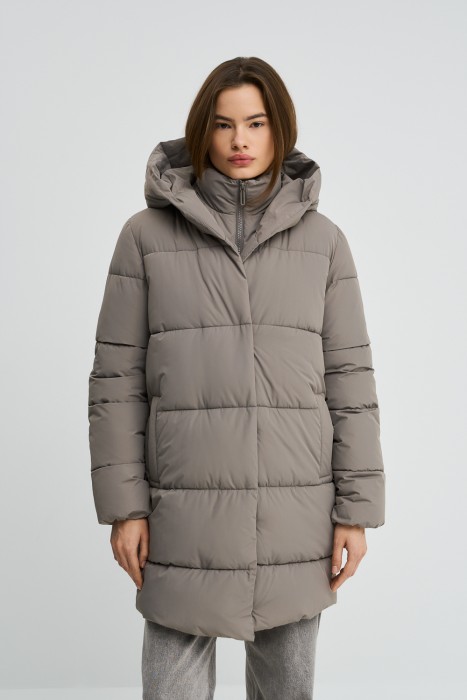 удлиненная зимняя куртка с капюшоном от бренда снежная королева вид слева