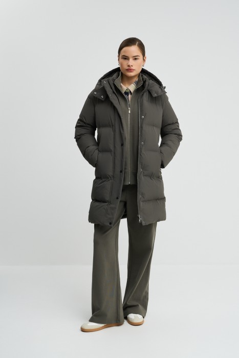 удлиненная зимняя куртка с капюшоном от бренда снежная королева вид слева