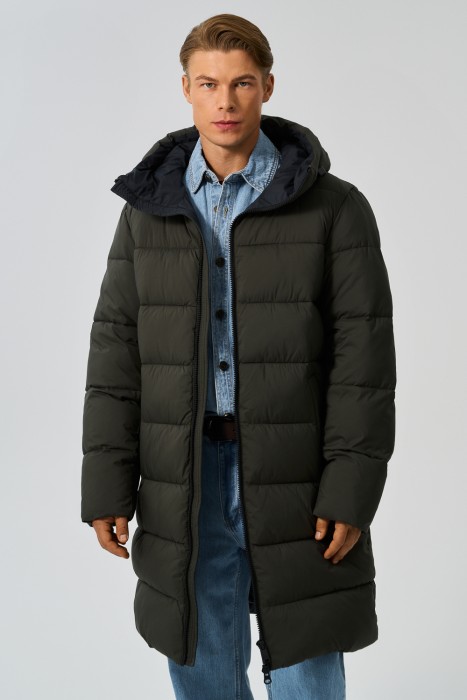 удлиненная зимняя куртка с капюшоном от бренда снежная королева вид слева