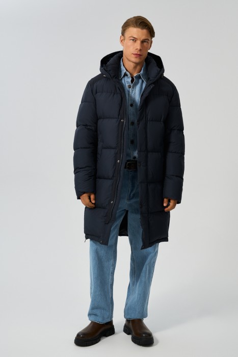 удлиненная зимняя куртка с капюшоном из россии вид сбоку