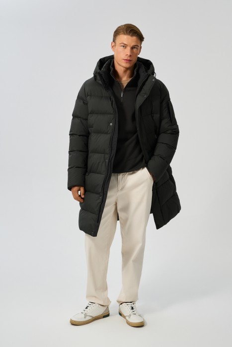 удлиненная зимняя куртка с капюшоном из россии вид сбоку