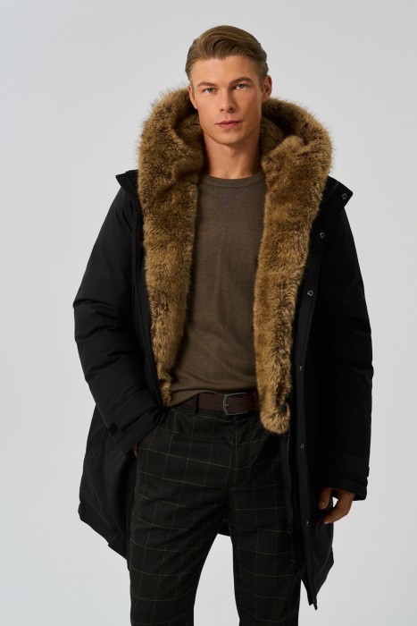 удлиненная зимняя куртка с меховой отделкой от бренда снежная королева вид слева