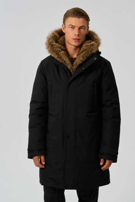 удлиненная зимняя куртка с меховой отделкой из россии вид сбоку