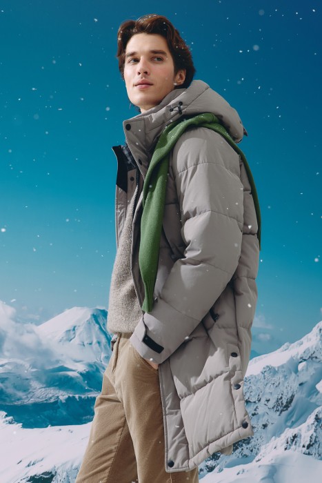 удлиненная зимняя куртка от бренда снежная королева вид слева