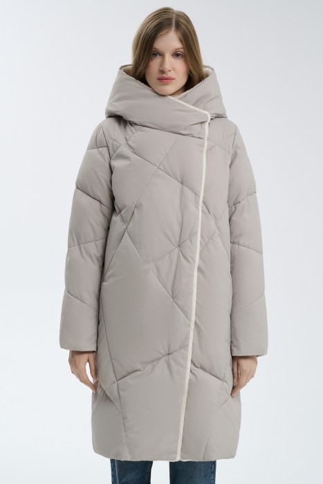 удлиненная зимняя куртка от бренда снежная королева вид слева