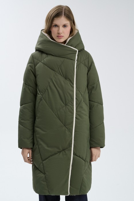 удлиненная зимняя куртка от бренда снежная королева вид слева