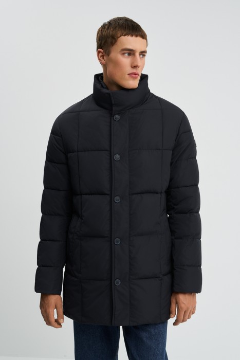 удлиненная зимняя куртка от бренда снежная королева вид слева