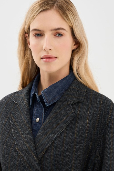 удлиненное пальто с поясом из россии вид сбоку